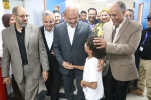 محافظ السويس ورئيس جامعة السويس يفتتحان التشغيل التجريبي لقسم الغسيل الكلوي المطور بالمستشفى الجامعي