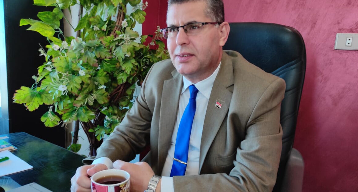 بقلم / محمـــد الدكـــروري ذكرت المصادر التاريخية الإسلامية الكثير عن الإمام الخطيب البغدادي، وقال أبو منصور بن خيرون حدثنا الخطيب أنه ولد في جمادى الآخرة سنة ثلاثمائة واثنين وتسعين من الهجرة، وأول ما سمع في المحرم سنة ثلاث وأربعمائة، وقال أحمد بن صالح الجيلي تفقه الخطيب وقرأ بالقراءات وارتحل وقرب من رئيس الرؤساء فلما قبض عليه البساسيري استتر الخطيب وخرج إلى صور، وبها عز الدولة وهو أحد الأجواد، فأعطاه مالا كثيرا، وعمل نيفا وخمسين مصنفا وانتهى إليه الحفظ، شيعه خلق عظيم وتصدق بمائتي دينار، وأوقف كتبه واحترق كثير منها بعده بخمسين سنة، وقال الخطيب استشرت البرقاني في الرحلة إلى أبي محمد بن النحاس بمصر، أو إلى نيسابور إلى أصحاب الأصم؟ فقال إنك إن خرجت إلى مصر إنما تخرج إلى واحد، إن فاتك ضاعت رحلتك وإن خرجت إلى نيسابور، ففيها جماعة إن فاتك واحد أدركت من بقي، فخرجت إلى نيسابور، وقال الخطيب في تاريخه كنت أذاكر أبا بكر البرقاني بالأحاديث فيكتبها عني ويضمنها جموعه وحدث عني وأنا أسمع وفي غيبتي ولقد حدثني عيسى بن أحمد الهمذاني أخبرنا أبو بكر الخوارزمي سنة عشرين وأربعمائة، وقال ابن ماكولا كان أبو بكر آخر الأعيان ممن شاهدناه، معرفة وحفظا وإتقانا وضبطا لحديث رسول الله صلى الله عليه وسلم، وتفننا في علله وأسانيده وعلما بصحيحه وغريبه وفرده ومنكره ومطروحه ولم يكن للبغداديين بعد أبي الحسن الدارقطني مثله، وقال سألت أبا عبد الله الصوري عن الخطيب وأبي نصر السجزي أيهما أحفظ ؟ ففضل الخطيب تفضيلا بينا، وقال المؤتمن الساجي ما أخرجت بغداد بعد الدارقطني أحفظ من أبي بكر الخطيب، وقال أبو علي البرداني لعل الخطيب لم يري مثل نفسه، وقال أبو إسحاق الشيرازي الفقيه أبو بكر الخطيب يشبه بالدارقطني ونظرائه في معرفة الحديث وحفظه، وقال أبو الفتيان الحافظ كان الخطيب إمام هذه الصنعة ما رأيت مثله، وقال أبو القاسم النسيب سمعت الخطيب يقول كتب معي أبو بكر البرقاني كتابا إلى أبي نعيم الحافظ يقول فيه وقد رحل إلى ما عندك أخونا أبو بكر أيده الله وسلمه ليقتبس من علومك وهو بحمد الله ممن له في هذا الشأن سابقة حسنة وقدم ثابت وقد رحل فيه وفي طلبه، وحصل له منه ما لم يحصل لكثير من أمثاله وسيظهر لك منه عند الاجتماع من ذلك مع التورع والتحفظ ما يحسن لديك موقعه. وقال عبد العزيز بن أحمد الكتاني سمع من الخطيب شيخه أبو القاسم عبيد الله الأزهري في سنة اثنتي عشرة وأربعمائة وكتب عنه شيخه البرقاني وروى عنه وعلق الفقه عن أبي الطيب الطبري وأبي نصر بن الصباغ وكان يذهب إلى مذهب أبي الحسن الأشعري رحمه الله، وقال الحافظ أبو سعد السمعاني في كتابه الذيل كان الخطيب مهيبا وقورا ثقة متحريا حجة حسن الخط كثير الضبط ، فصيحا، ختم به الحفاظ رحل إلى الشام حاجا ولقي بصور أبا عبد الله القضاعي وقرأ الصحيح في خمسة أيام على كريمة المروزية ورجع إلى بغداد ثم خرج منها بعد فتنة البساسيري لتشويش الوقت إلى الشام سنة إحدى وخمسين فأقام بها وكان يزور بيت المقدس ويعود إلى صور، إلى سنة ثلاثمائة واثنين وستين للهجرة، فتوجه إلى طرابلس ثم منها إلى حلب ثم إلى الرحبة ثم إلى بغداد فدخلها في ذي الحجة وحدث بحلب وغيرها. مقارنة الخطيب بالدارقطني