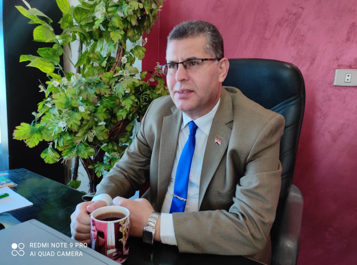 بقلم / محمـــد الدكـــروري ذكرت المصادر التاريخية الإسلامية الكثير عن الإمام الخطيب البغدادي، وقال أبو منصور بن خيرون حدثنا الخطيب أنه ولد في جمادى الآخرة سنة ثلاثمائة واثنين وتسعين من الهجرة، وأول ما سمع في المحرم سنة ثلاث وأربعمائة، وقال أحمد بن صالح الجيلي تفقه الخطيب وقرأ بالقراءات وارتحل وقرب من رئيس الرؤساء فلما قبض عليه البساسيري استتر الخطيب وخرج إلى صور، وبها عز الدولة وهو أحد الأجواد، فأعطاه مالا كثيرا، وعمل نيفا وخمسين مصنفا وانتهى إليه الحفظ، شيعه خلق عظيم وتصدق بمائتي دينار، وأوقف كتبه واحترق كثير منها بعده بخمسين سنة، وقال الخطيب استشرت البرقاني في الرحلة إلى أبي محمد بن النحاس بمصر، أو إلى نيسابور إلى أصحاب الأصم؟ فقال إنك إن خرجت إلى مصر إنما تخرج إلى واحد، إن فاتك ضاعت رحلتك وإن خرجت إلى نيسابور، ففيها جماعة إن فاتك واحد أدركت من بقي، فخرجت إلى نيسابور، وقال الخطيب في تاريخه كنت أذاكر أبا بكر البرقاني بالأحاديث فيكتبها عني ويضمنها جموعه وحدث عني وأنا أسمع وفي غيبتي ولقد حدثني عيسى بن أحمد الهمذاني أخبرنا أبو بكر الخوارزمي سنة عشرين وأربعمائة، وقال ابن ماكولا كان أبو بكر آخر الأعيان ممن شاهدناه، معرفة وحفظا وإتقانا وضبطا لحديث رسول الله صلى الله عليه وسلم، وتفننا في علله وأسانيده وعلما بصحيحه وغريبه وفرده ومنكره ومطروحه ولم يكن للبغداديين بعد أبي الحسن الدارقطني مثله، وقال سألت أبا عبد الله الصوري عن الخطيب وأبي نصر السجزي أيهما أحفظ ؟ ففضل الخطيب تفضيلا بينا، وقال المؤتمن الساجي ما أخرجت بغداد بعد الدارقطني أحفظ من أبي بكر الخطيب، وقال أبو علي البرداني لعل الخطيب لم يري مثل نفسه، وقال أبو إسحاق الشيرازي الفقيه أبو بكر الخطيب يشبه بالدارقطني ونظرائه في معرفة الحديث وحفظه، وقال أبو الفتيان الحافظ كان الخطيب إمام هذه الصنعة ما رأيت مثله، وقال أبو القاسم النسيب سمعت الخطيب يقول كتب معي أبو بكر البرقاني كتابا إلى أبي نعيم الحافظ يقول فيه وقد رحل إلى ما عندك أخونا أبو بكر أيده الله وسلمه ليقتبس من علومك وهو بحمد الله ممن له في هذا الشأن سابقة حسنة وقدم ثابت وقد رحل فيه وفي طلبه، وحصل له منه ما لم يحصل لكثير من أمثاله وسيظهر لك منه عند الاجتماع من ذلك مع التورع والتحفظ ما يحسن لديك موقعه. وقال عبد العزيز بن أحمد الكتاني سمع من الخطيب شيخه أبو القاسم عبيد الله الأزهري في سنة اثنتي عشرة وأربعمائة وكتب عنه شيخه البرقاني وروى عنه وعلق الفقه عن أبي الطيب الطبري وأبي نصر بن الصباغ وكان يذهب إلى مذهب أبي الحسن الأشعري رحمه الله، وقال الحافظ أبو سعد السمعاني في كتابه الذيل كان الخطيب مهيبا وقورا ثقة متحريا حجة حسن الخط كثير الضبط ، فصيحا، ختم به الحفاظ رحل إلى الشام حاجا ولقي بصور أبا عبد الله القضاعي وقرأ الصحيح في خمسة أيام على كريمة المروزية ورجع إلى بغداد ثم خرج منها بعد فتنة البساسيري لتشويش الوقت إلى الشام سنة إحدى وخمسين فأقام بها وكان يزور بيت المقدس ويعود إلى صور، إلى سنة ثلاثمائة واثنين وستين للهجرة، فتوجه إلى طرابلس ثم منها إلى حلب ثم إلى الرحبة ثم إلى بغداد فدخلها في ذي الحجة وحدث بحلب وغيرها. مقارنة الخطيب بالدارقطني