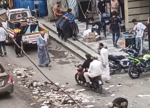 السادة نواب مجلس النواب.. أين أنتم بعد انتهاء الانتخابات، ينتظر المواطن أن يرى الوعود تتحول إلى واقع، وأن يجد نائب دائرته بين الناس، يستمع إلى شكاواهم، ويتابع مشكلاتهم، ويسعى إلى إيجاد حلول لها. لكن السؤال الذي يطرحه كثير من أهالي عين شمس اليوم هو: أين نواب الدائرة تعاني مناطق عديدة من مشكلات في الطرق التي تحتاج إلى تطوير وصيانة، كما يواجه المواطنون تحديات تتعلق بالخدمات الصحية، سواء في مستوى بعض الوحدات الصحية أو سرعة الحصول على الخدمة الطبية. هذه الملفات تمس حياة المواطنين بشكل مباشر، وهي من أكثر القضايا التي تحتاج إلى متابعة مستمرة خلال الحملات الانتخابية، استمع المواطنون إلى الكثير من الوعود والشعارات، وكان الأمل كبيرًا في أن تشهد عين شمس نقلة حقيقية في مستوى الخدمات. ولكن بعد الانتخابات، يتساءل الكثيرون: أين هذه الوعود؟ وأين التواصل مع المواطنين؟ وهل ما زالت مشكلات الدائرة تجد من يحملها تحت قبة البرلمان لا يطلب المواطن المستحيل، بل يريد أن يرى نائبًا موجودًا بين الناس، يستمع إلى مطالبهم، ويتابع تنفيذ الحلول مع الجهات التنفيذية، ويستخدم الأدوات الرقابية التي منحها له الدستور والقانون لخدمة أبناء دائرته. فدور النائب لا يقتصر على فترة الانتخابات، بل يبدأ بعدها، من خلال المتابعة والمساءلة والعمل الجاد إن عين شمس من أكبر وأعرق مناطق القاهرة، وتستحق اهتمامًا يتناسب مع حجمها وعدد سكانها. لذلك يبقى السؤال مطروحًا بكل احترام: هل أصبحت عين شمس بلا نواب يشعر بهم المواطن؟ أم أن الوقت قد حان لعودة التواصل والعمل الميداني، حتى يلمس الأهالي نتائج حقيقية على أرض الواقع؟ المواطن لا ينتظر كلمات جديدة، بل ينتظر إنجازًا يراه بعينه، وخدمةً يشعر بها في حياته اليومية، لأن العمل هو المعيار الحقيقي الذي يحكم به الناس على من انتخبوهم عين شمس بلا نواب كتب تامر ياسين
