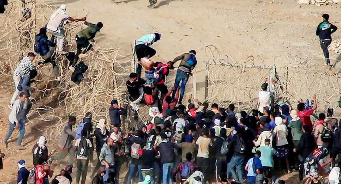 إسبانيا تخرج عن صمتها بشأن أحداث سبتة وتتهم شبكات الاتجار بالبشر بانتهاك سيادتها