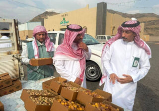 "بيئة رابغ في زيارة لموسم حراج التمور بمركز حجر "