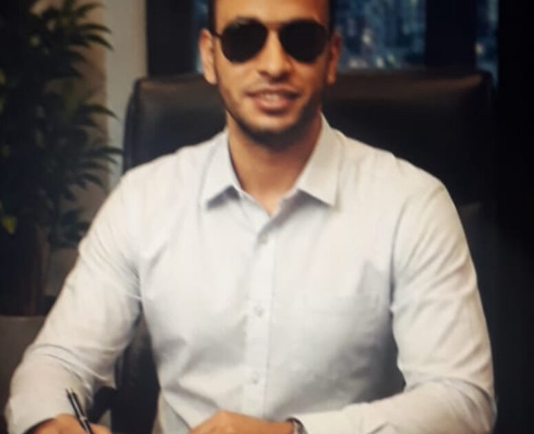 أنا تعبت. تعبنا كلنا واحنا بنفتح التليفون كل صبح نلاقي بلد جديدة بتولع. مش خبر في الجورنال، ده بيت بيتهد على دماغ ناس نايمة. ده