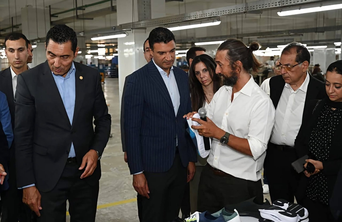 وزيرا الصناعة والشباب والرياضة يتفقدان مصنع شركة مينترا لإنتاج الأحذية والحقائب الرياضية