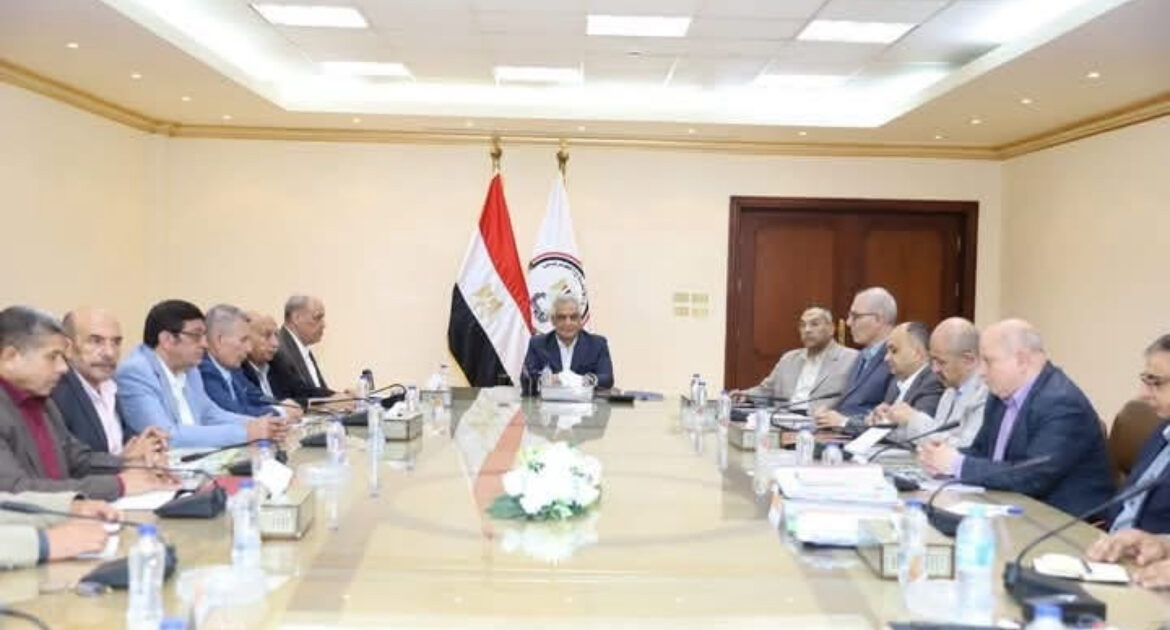 وزير العمل يتابع الاستعدادات النهائية لإطلاق نظام رقمي موحد لإدارة تصاريح عمل الأجانب