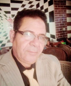 بين الحين والآخر أجد نفسي أنسحب من العالم الحقيقي لألوذ بعالمٍ آخر بنيته بيدي من حبر وورق