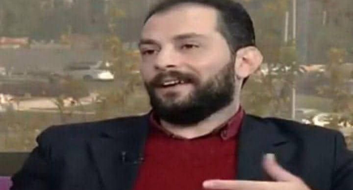 لماذا هناك متخاذلون عن مُقاطعة الشركات الداعمة "للكيان"؟! بلال محمد عيد الكسواني/ سوريا برغم النتائج الممتازة التي حققتها حملة مقاطعة بضائع الشركات الداعمة للكيان الصهيوني التي تُعتبر من أنشط الحملات عبر العصور إلا أن المتخاذلين ما زالوا يُشككون بجدواها ! قام صديقي بزيارة صديقٍ له ميسور الحال مصطحباً إياي ، وهناك تفاجأت بتقديم مشروبات غازية لنا من شركة تشملها المقاطعة العالمية ، فاستنكرت الأمر خاصةً أن صديقي وصديقه فلسطينيان ، فجاءني الرد بأن اليهود يمتلكون كل شركات العالم وأن المقاطعة بلا معنى فكل ما ننفقه أيَّاً كانت الشركات التي نشتري منها سيحصلون على أرباحٍ منه . ذكرني هذا الكلام بقول هارون الرشيد لسحابة : اذهبي وأمطري أينما شئتِ سيأتيني خراجُكِ . من أين جاءت فرضيّة أن العالم كلّه يعمل لدى اليهود أو أن اليهود هم العالم ؟! وإن كان الأمر كذلك لماذا نناضل نحن الفلسطينيين ، أليس ذلك عبثاً لا معنى له ؟ هل لأننا جهلة لا نرى حجمنا على خارطة العالم ، أم ماذا ؟ الرد باختصار ، ليس كل يهود العالم مع المشروع الصهيوني ، ثانياً إن هذا التهويل من نفوذ الصهيونية العالمية هو باعتقادي مشروع عملت عليه عددٌ من الأنظمة العربية المُتخاذلة والفئة الرأسمالية الفلسطينية غير الوطنية و أصحاب الطموح السياسي من الجبناء الذين يريدون مناصباً بلا مقاومة وبلا مخاطر ، فصاروا يُروِّجون لخطاب التعايش والسلام أكثر من الصهاينة أنفسهم ! إن المتخاذلين وعُشاق المناصب والأموال التي تدُرُّها هم من نشر هذا التهويل بين أبناء الشعب الفلسطيني ، كي يبرر تخاذله ويُمنطق تطبيعه الانبطاحي. عزيزي القارئ، كثير من اليهود الرأسماليون لا يعبدون الله وحده بل هم مشركون يعبدون الله والمال معاً، وبعضهم يُتاجر بالدين اليهودي ، وكما سمعت بمصطلح " الإسلام السياسي " ، هناك " اليهودية السياسية " والسياسة في خدمة التجارة لدى البراغماتيين على الطريقة الغربية كما هو معروف ، وعليه " القضية اليهودية المزعومة " ليست مسألة يُكرّس اليهود الرأسماليين أموالهم لأجلها ، خاصة أن اليهود أيَّاً كانت طبقتهم الاجتماعية يُعرف عنهم البُخل ، إن " القضية اليهودية المزعومة " هي استثمار يُنتظر منه أكثر مما يُنفق عليه . وباعتقادي لو أن دولتين عربيَّتين من الدول النفطية الثرية اتحدتا و وضعتا ثقلهما المالي بشكل مدروس لتحقيق نفوذ عالمي مع الوقت ، لسحبتا البساط من تحت أثرياء اليهود البخلاء خلال عَقدين من الزمن. الغرب لا يعبد الصهيونية بل يعبد المال ، يجب ألّا ننسى أن الغرب يتاجر بما يُقال عنه "القضية اليهودية" والمقصود بها هو المحرقة اليهودية التي تم تحويلها إلى مظلومية ممتدة تبرر العنف والإرهاب تحت ذريعة الدفاع عن النفس، التي اختلقها هو وبعض مدعين الإيمان كهرتزل و رفاقه، وبالتالي إن صارت ضريبة وجود الكيان الصهيوني أكبر من منافعه سيتخلى عنه الغرب. إن الجشع الغربي معروف لدرجة أن التندُّرَ عليه رائج منذ زمنٍ بعيد ، مثال ذلك هذه الطُرفة : نيوتن : " الزمن مطلق " أينشتاين " الزمن نسبي" ماركس : " الزمن اخترعته شركات صناعة الساعات لتبيع المزيد من الساعات."