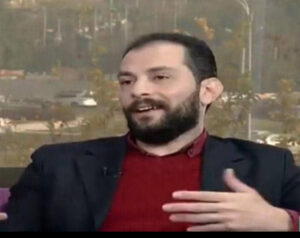 لماذا هناك متخاذلون عن مُقاطعة الشركات الداعمة "للكيان"؟! بلال محمد عيد الكسواني/ سوريا برغم النتائج الممتازة التي حققتها حملة مقاطعة بضائع الشركات الداعمة للكيان الصهيوني التي تُعتبر من أنشط الحملات عبر العصور إلا أن المتخاذلين ما زالوا يُشككون بجدواها ! قام صديقي بزيارة صديقٍ له ميسور الحال مصطحباً إياي ، وهناك تفاجأت بتقديم مشروبات غازية لنا من شركة تشملها المقاطعة العالمية ، فاستنكرت الأمر خاصةً أن صديقي وصديقه فلسطينيان ، فجاءني الرد بأن اليهود يمتلكون كل شركات العالم وأن المقاطعة بلا معنى فكل ما ننفقه أيَّاً كانت الشركات التي نشتري منها سيحصلون على أرباحٍ منه . ذكرني هذا الكلام بقول هارون الرشيد لسحابة : اذهبي وأمطري أينما شئتِ سيأتيني خراجُكِ . من أين جاءت فرضيّة أن العالم كلّه يعمل لدى اليهود أو أن اليهود هم العالم ؟! وإن كان الأمر كذلك لماذا نناضل نحن الفلسطينيين ، أليس ذلك عبثاً لا معنى له ؟ هل لأننا جهلة لا نرى حجمنا على خارطة العالم ، أم ماذا ؟ الرد باختصار ، ليس كل يهود العالم مع المشروع الصهيوني ، ثانياً إن هذا التهويل من نفوذ الصهيونية العالمية هو باعتقادي مشروع عملت عليه عددٌ من الأنظمة العربية المُتخاذلة والفئة الرأسمالية الفلسطينية غير الوطنية و أصحاب الطموح السياسي من الجبناء الذين يريدون مناصباً بلا مقاومة وبلا مخاطر ، فصاروا يُروِّجون لخطاب التعايش والسلام أكثر من الصهاينة أنفسهم ! إن المتخاذلين وعُشاق المناصب والأموال التي تدُرُّها هم من نشر هذا التهويل بين أبناء الشعب الفلسطيني ، كي يبرر تخاذله ويُمنطق تطبيعه الانبطاحي. عزيزي القارئ، كثير من اليهود الرأسماليون لا يعبدون الله وحده بل هم مشركون يعبدون الله والمال معاً، وبعضهم يُتاجر بالدين اليهودي ، وكما سمعت بمصطلح " الإسلام السياسي " ، هناك " اليهودية السياسية " والسياسة في خدمة التجارة لدى البراغماتيين على الطريقة الغربية كما هو معروف ، وعليه " القضية اليهودية المزعومة " ليست مسألة يُكرّس اليهود الرأسماليين أموالهم لأجلها ، خاصة أن اليهود أيَّاً كانت طبقتهم الاجتماعية يُعرف عنهم البُخل ، إن " القضية اليهودية المزعومة " هي استثمار يُنتظر منه أكثر مما يُنفق عليه . وباعتقادي لو أن دولتين عربيَّتين من الدول النفطية الثرية اتحدتا و وضعتا ثقلهما المالي بشكل مدروس لتحقيق نفوذ عالمي مع الوقت ، لسحبتا البساط من تحت أثرياء اليهود البخلاء خلال عَقدين من الزمن. الغرب لا يعبد الصهيونية بل يعبد المال ، يجب ألّا ننسى أن الغرب يتاجر بما يُقال عنه "القضية اليهودية" والمقصود بها هو المحرقة اليهودية التي تم تحويلها إلى مظلومية ممتدة تبرر العنف والإرهاب تحت ذريعة الدفاع عن النفس، التي اختلقها هو وبعض مدعين الإيمان كهرتزل و رفاقه، وبالتالي إن صارت ضريبة وجود الكيان الصهيوني أكبر من منافعه سيتخلى عنه الغرب. إن الجشع الغربي معروف لدرجة أن التندُّرَ عليه رائج منذ زمنٍ بعيد ، مثال ذلك هذه الطُرفة : نيوتن : " الزمن مطلق " أينشتاين " الزمن نسبي" ماركس : " الزمن اخترعته شركات صناعة الساعات لتبيع المزيد من الساعات."