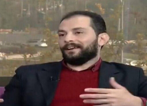 لماذا هناك متخاذلون عن مُقاطعة الشركات الداعمة "للكيان"؟! بلال محمد عيد الكسواني/ سوريا برغم النتائج الممتازة التي حققتها حملة مقاطعة بضائع الشركات الداعمة للكيان الصهيوني التي تُعتبر من أنشط الحملات عبر العصور إلا أن المتخاذلين ما زالوا يُشككون بجدواها ! قام صديقي بزيارة صديقٍ له ميسور الحال مصطحباً إياي ، وهناك تفاجأت بتقديم مشروبات غازية لنا من شركة تشملها المقاطعة العالمية ، فاستنكرت الأمر خاصةً أن صديقي وصديقه فلسطينيان ، فجاءني الرد بأن اليهود يمتلكون كل شركات العالم وأن المقاطعة بلا معنى فكل ما ننفقه أيَّاً كانت الشركات التي نشتري منها سيحصلون على أرباحٍ منه . ذكرني هذا الكلام بقول هارون الرشيد لسحابة : اذهبي وأمطري أينما شئتِ سيأتيني خراجُكِ . من أين جاءت فرضيّة أن العالم كلّه يعمل لدى اليهود أو أن اليهود هم العالم ؟! وإن كان الأمر كذلك لماذا نناضل نحن الفلسطينيين ، أليس ذلك عبثاً لا معنى له ؟ هل لأننا جهلة لا نرى حجمنا على خارطة العالم ، أم ماذا ؟ الرد باختصار ، ليس كل يهود العالم مع المشروع الصهيوني ، ثانياً إن هذا التهويل من نفوذ الصهيونية العالمية هو باعتقادي مشروع عملت عليه عددٌ من الأنظمة العربية المُتخاذلة والفئة الرأسمالية الفلسطينية غير الوطنية و أصحاب الطموح السياسي من الجبناء الذين يريدون مناصباً بلا مقاومة وبلا مخاطر ، فصاروا يُروِّجون لخطاب التعايش والسلام أكثر من الصهاينة أنفسهم ! إن المتخاذلين وعُشاق المناصب والأموال التي تدُرُّها هم من نشر هذا التهويل بين أبناء الشعب الفلسطيني ، كي يبرر تخاذله ويُمنطق تطبيعه الانبطاحي. عزيزي القارئ، كثير من اليهود الرأسماليون لا يعبدون الله وحده بل هم مشركون يعبدون الله والمال معاً، وبعضهم يُتاجر بالدين اليهودي ، وكما سمعت بمصطلح " الإسلام السياسي " ، هناك " اليهودية السياسية " والسياسة في خدمة التجارة لدى البراغماتيين على الطريقة الغربية كما هو معروف ، وعليه " القضية اليهودية المزعومة " ليست مسألة يُكرّس اليهود الرأسماليين أموالهم لأجلها ، خاصة أن اليهود أيَّاً كانت طبقتهم الاجتماعية يُعرف عنهم البُخل ، إن " القضية اليهودية المزعومة " هي استثمار يُنتظر منه أكثر مما يُنفق عليه . وباعتقادي لو أن دولتين عربيَّتين من الدول النفطية الثرية اتحدتا و وضعتا ثقلهما المالي بشكل مدروس لتحقيق نفوذ عالمي مع الوقت ، لسحبتا البساط من تحت أثرياء اليهود البخلاء خلال عَقدين من الزمن. الغرب لا يعبد الصهيونية بل يعبد المال ، يجب ألّا ننسى أن الغرب يتاجر بما يُقال عنه "القضية اليهودية" والمقصود بها هو المحرقة اليهودية التي تم تحويلها إلى مظلومية ممتدة تبرر العنف والإرهاب تحت ذريعة الدفاع عن النفس، التي اختلقها هو وبعض مدعين الإيمان كهرتزل و رفاقه، وبالتالي إن صارت ضريبة وجود الكيان الصهيوني أكبر من منافعه سيتخلى عنه الغرب. إن الجشع الغربي معروف لدرجة أن التندُّرَ عليه رائج منذ زمنٍ بعيد ، مثال ذلك هذه الطُرفة : نيوتن : " الزمن مطلق " أينشتاين " الزمن نسبي" ماركس : " الزمن اخترعته شركات صناعة الساعات لتبيع المزيد من الساعات."