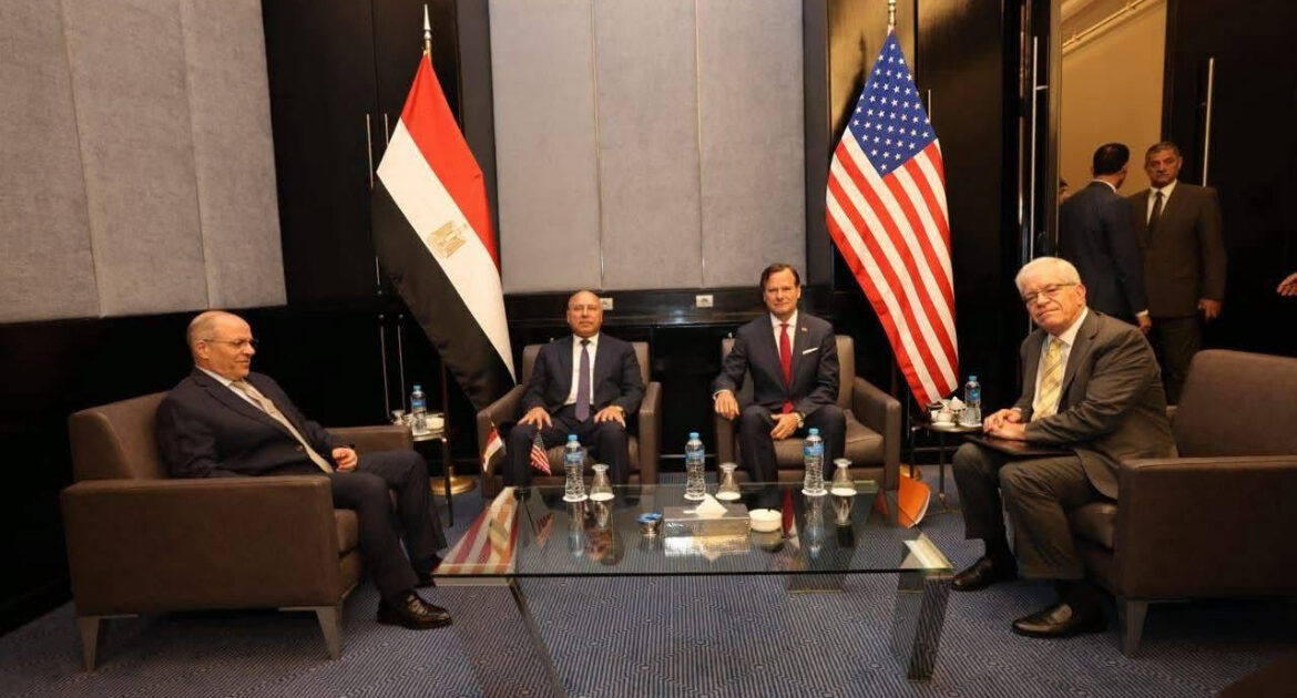 وزير النقل يجري مباحثات هامة مع نائب مساعد وزير التجارة الأمريكى بحضور القائم بأعمال سفارة الولايات المتحدة الأمريكية بالقاهرة