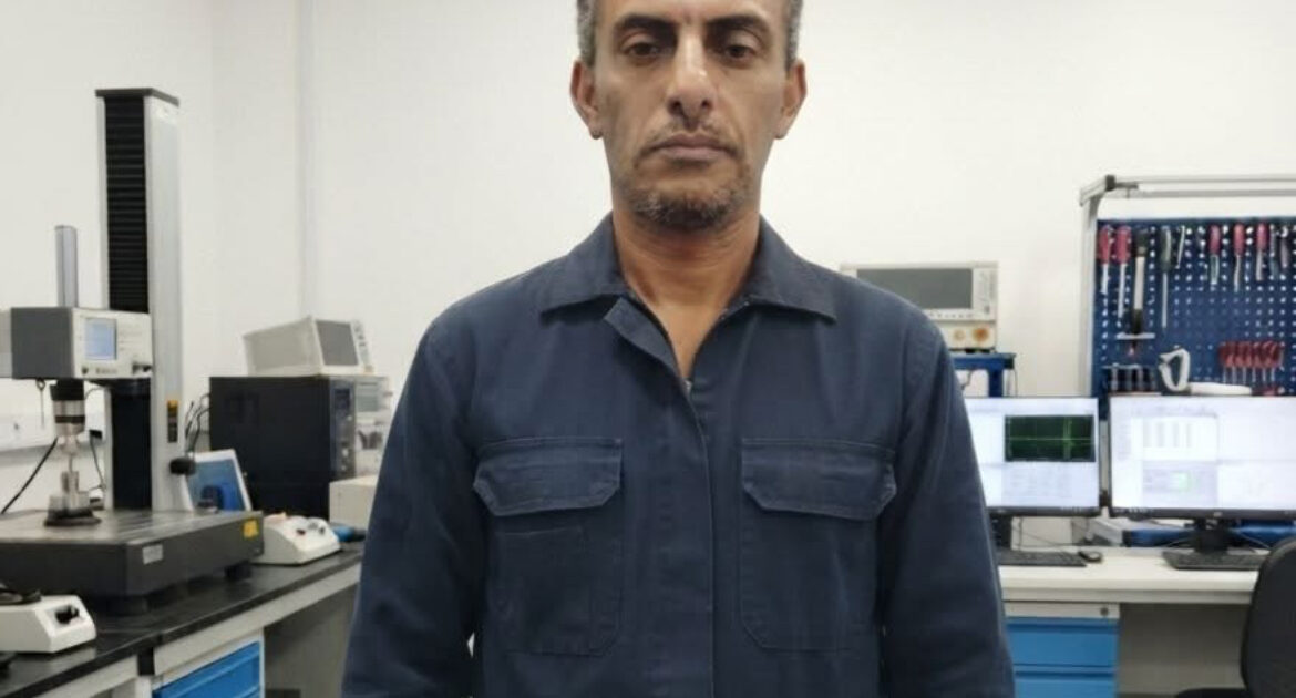 قفص من زجاج وعدسات حارسة: صرخات العمال المنتهكة في مواجهة استبداد الإدارة