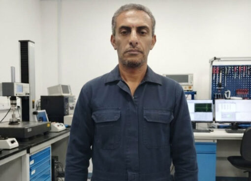 قفص من زجاج وعدسات حارسة: صرخات العمال المنتهكة في مواجهة استبداد الإدارة