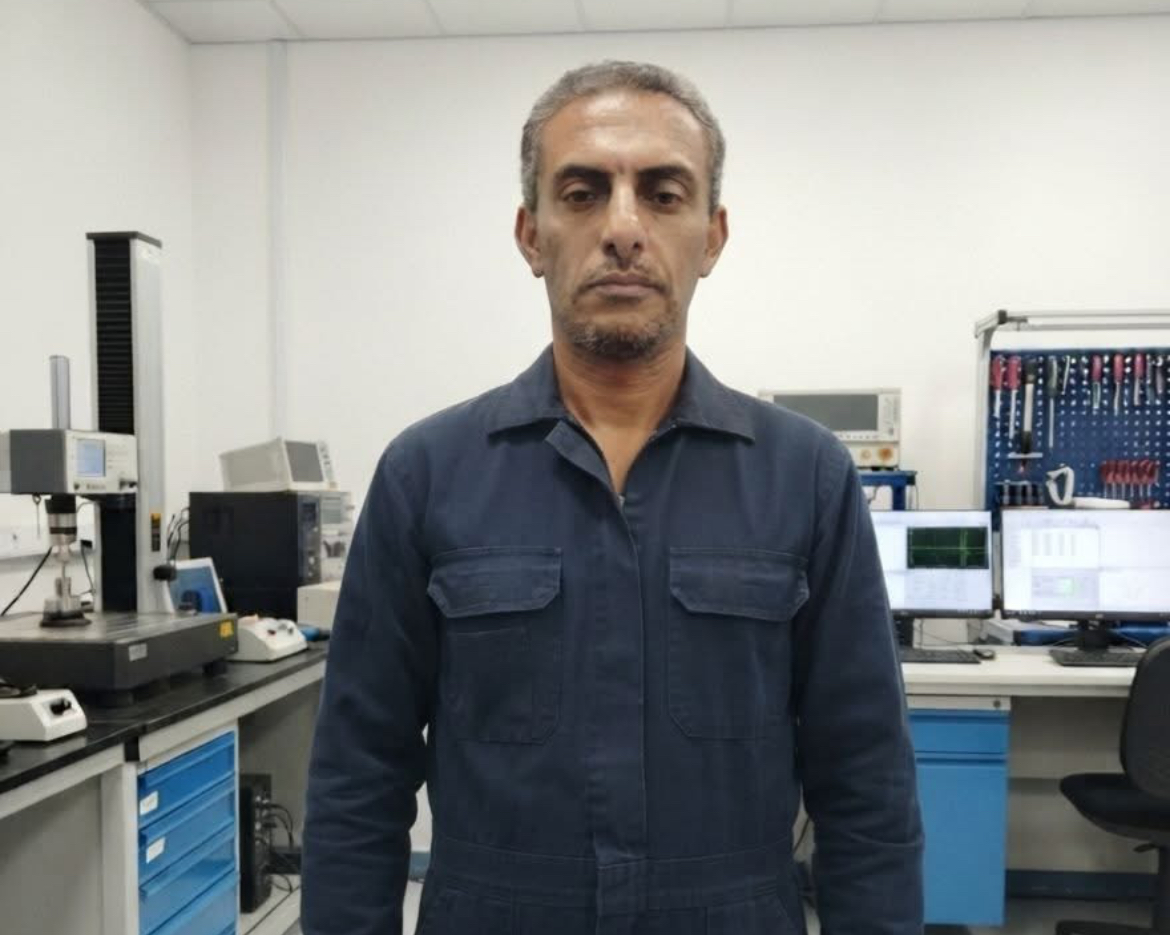 قفص من زجاج وعدسات حارسة: صرخات العمال المنتهكة في مواجهة استبداد الإدارة