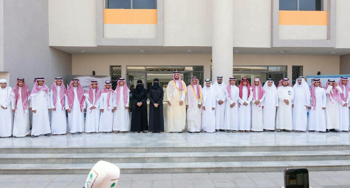 الأمير فواز بن سلطان يشارك الطلاب في تعليم الطائف يومهم الدراسي الأول