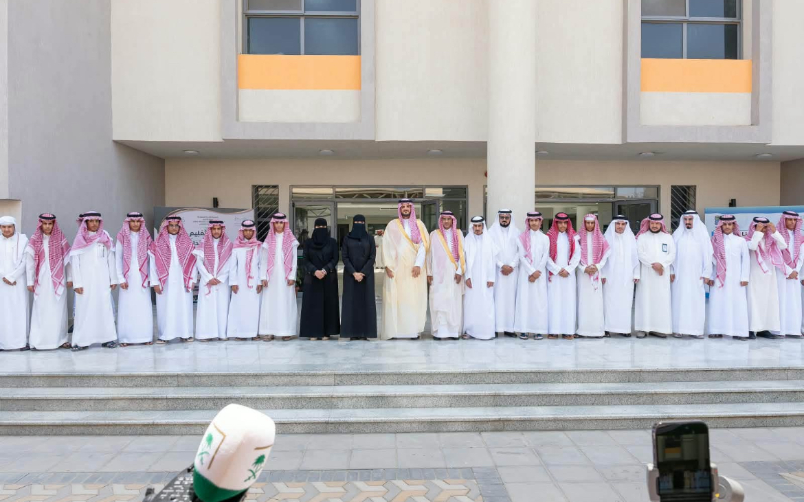 الأمير فواز بن سلطان يشارك الطلاب في تعليم الطائف يومهم الدراسي الأول
