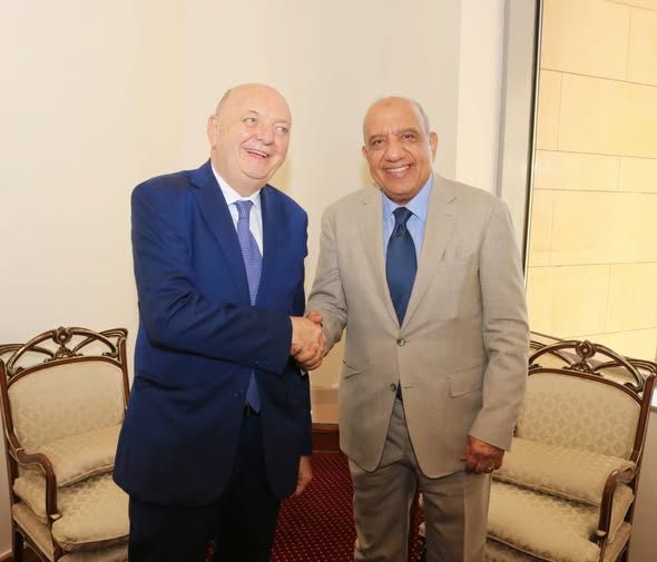 بحث وزير الكهرباء
