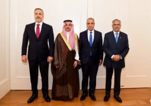 وزير الخارجية يستضيف