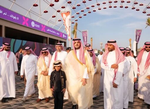 محافظ الطائف يقف