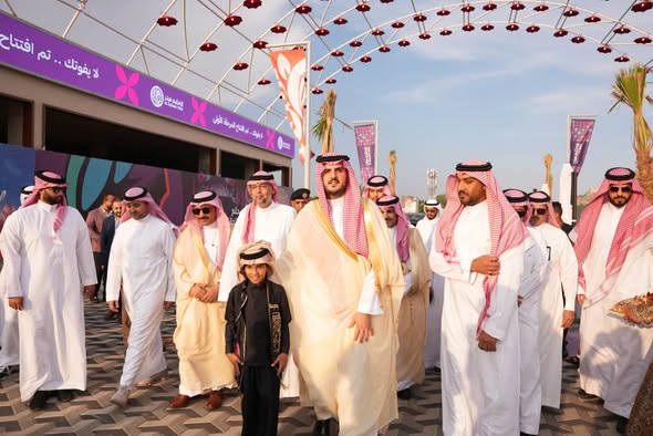 محافظ الطائف يقف