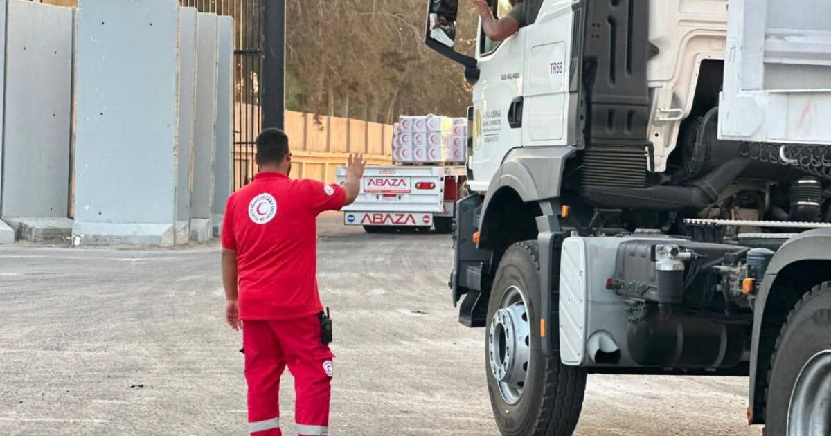 الهلال الأحمر المصري يطلق قافلة «زاد العزة 271» إلى غزة بأكثر من 3,490 طنًا من المساعدات الإنسانية