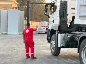 الهلال الأحمر المصري يطلق قافلة «زاد العزة 271» إلى غزة بأكثر من 3,490 طنًا من المساعدات الإنسانية
