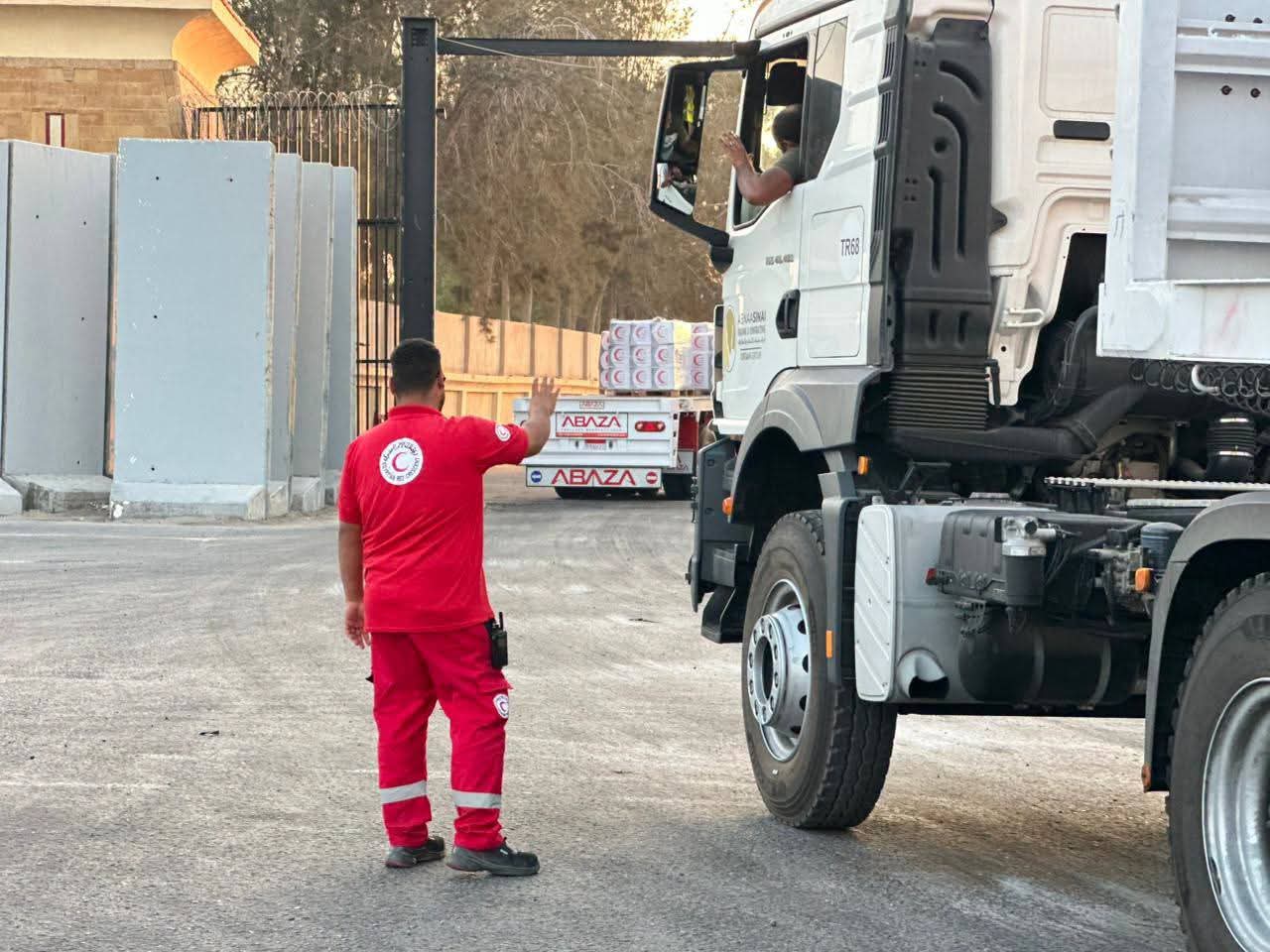 الهلال الأحمر المصري يطلق قافلة «زاد العزة 271» إلى غزة بأكثر من 3,490 طنًا من المساعدات الإنسانية