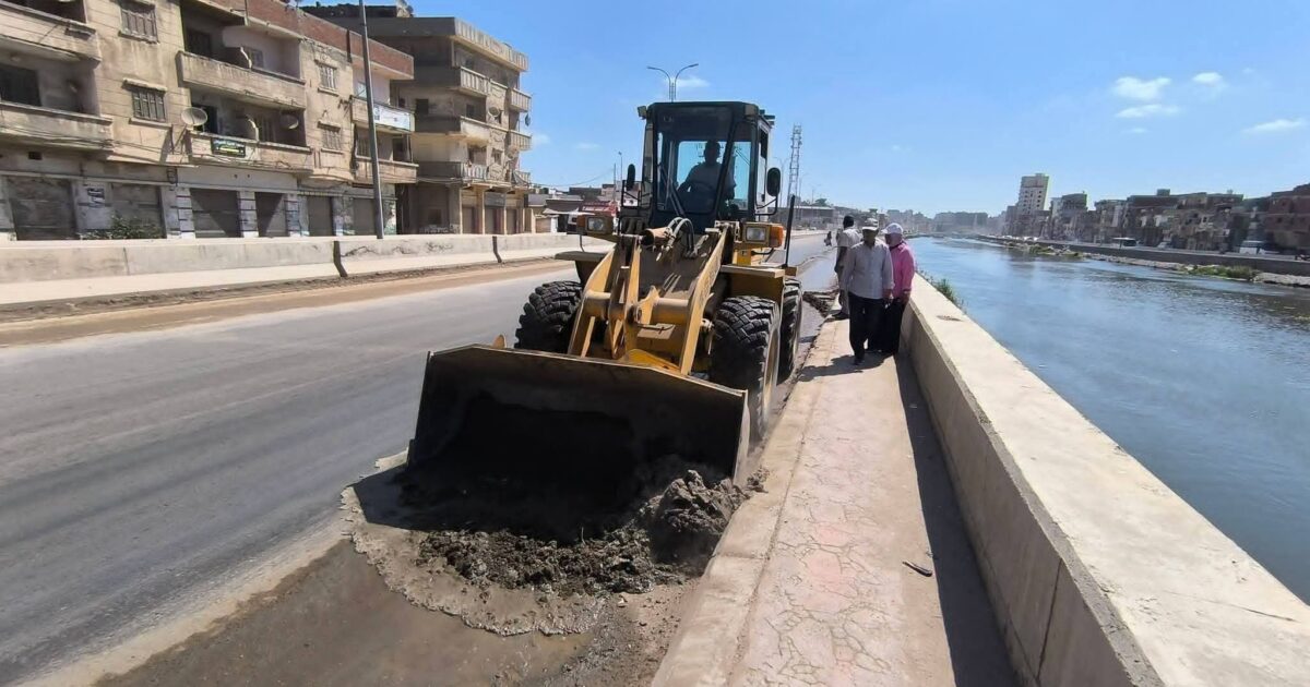 رئيس كفر الدوار ستمرار حملة النظافة ورفع الأتربة بطريق محور المحمودية بكفر الدوار
