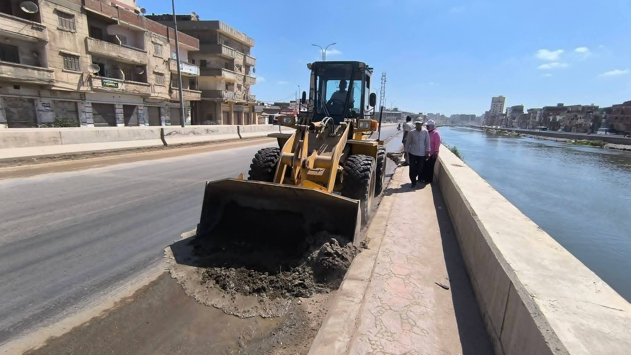 رئيس كفر الدوار ستمرار حملة النظافة ورفع الأتربة بطريق محور المحمودية بكفر الدوار