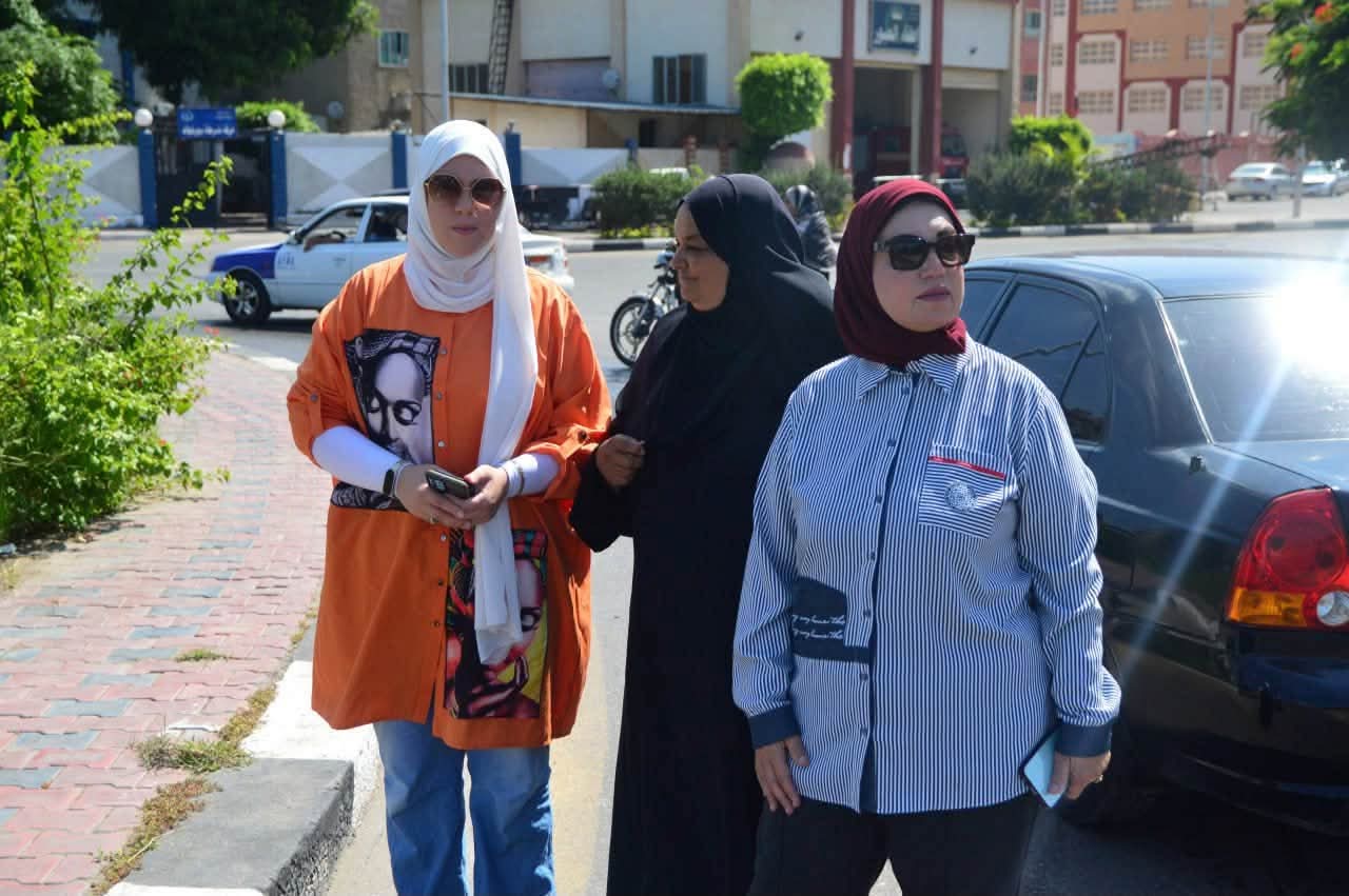 رئيس مدينة بورفؤاد تتفقد أعمال إدارة الحدائق بميدان الأمل وتوجه بصيانة شاملة لكافة المسطحات الخضراء بأنحاء المدينة