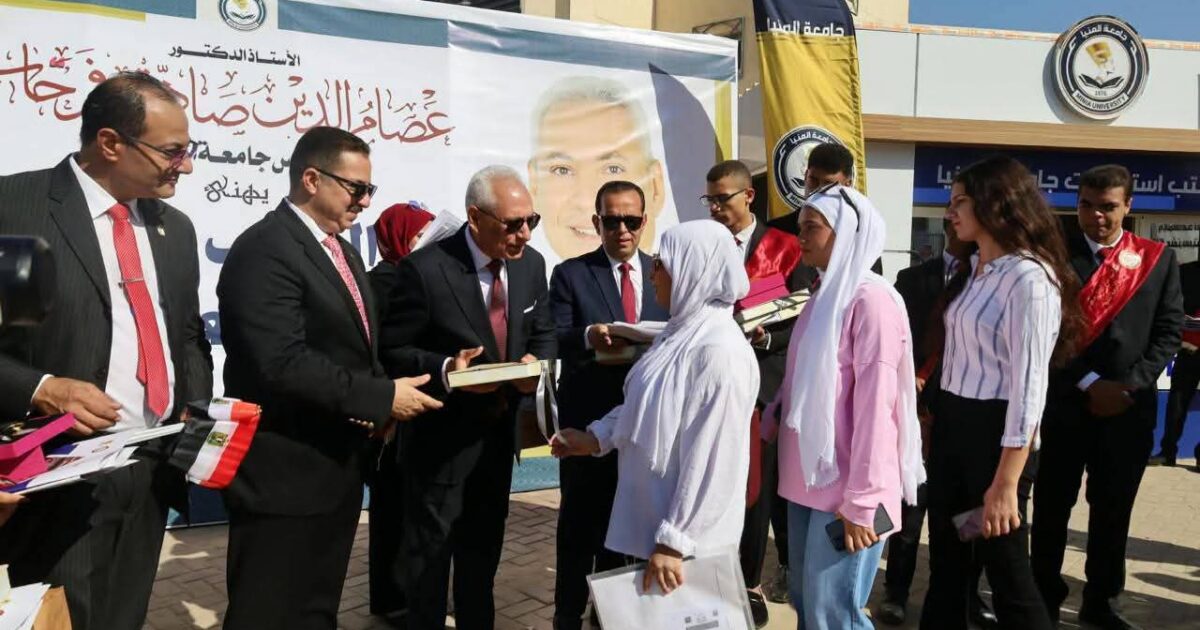 بالصور رئيس جامعة المنيا يستقبل الطلاب بالهدايا والترحيب