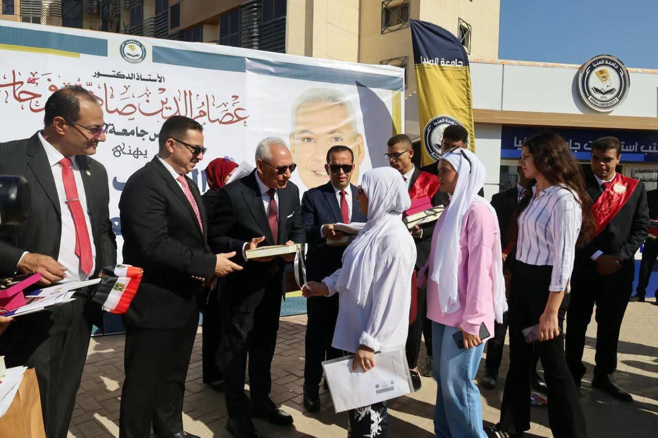 بالصور رئيس جامعة المنيا يستقبل الطلاب بالهدايا والترحيب 