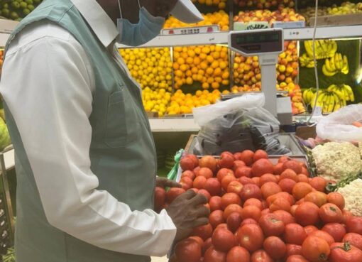 بيئة القنفذة تواصل جولاتها الرقابية على أسواق الخضار والفواكه في القوز