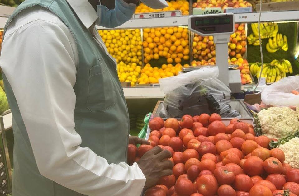 بيئة القنفذة تواصل جولاتها الرقابية على أسواق الخضار والفواكه في القوز