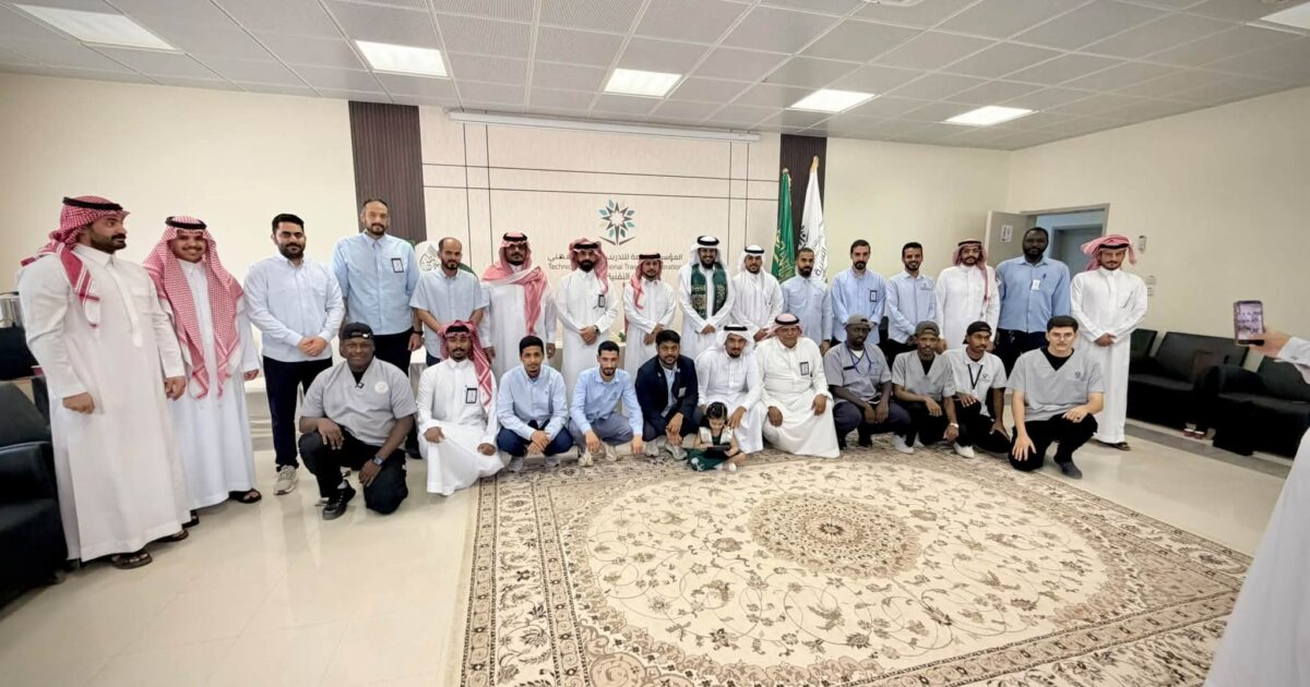 منسوبو الكلية التقنية برنية يحتفون باليوم الوطني السعودي