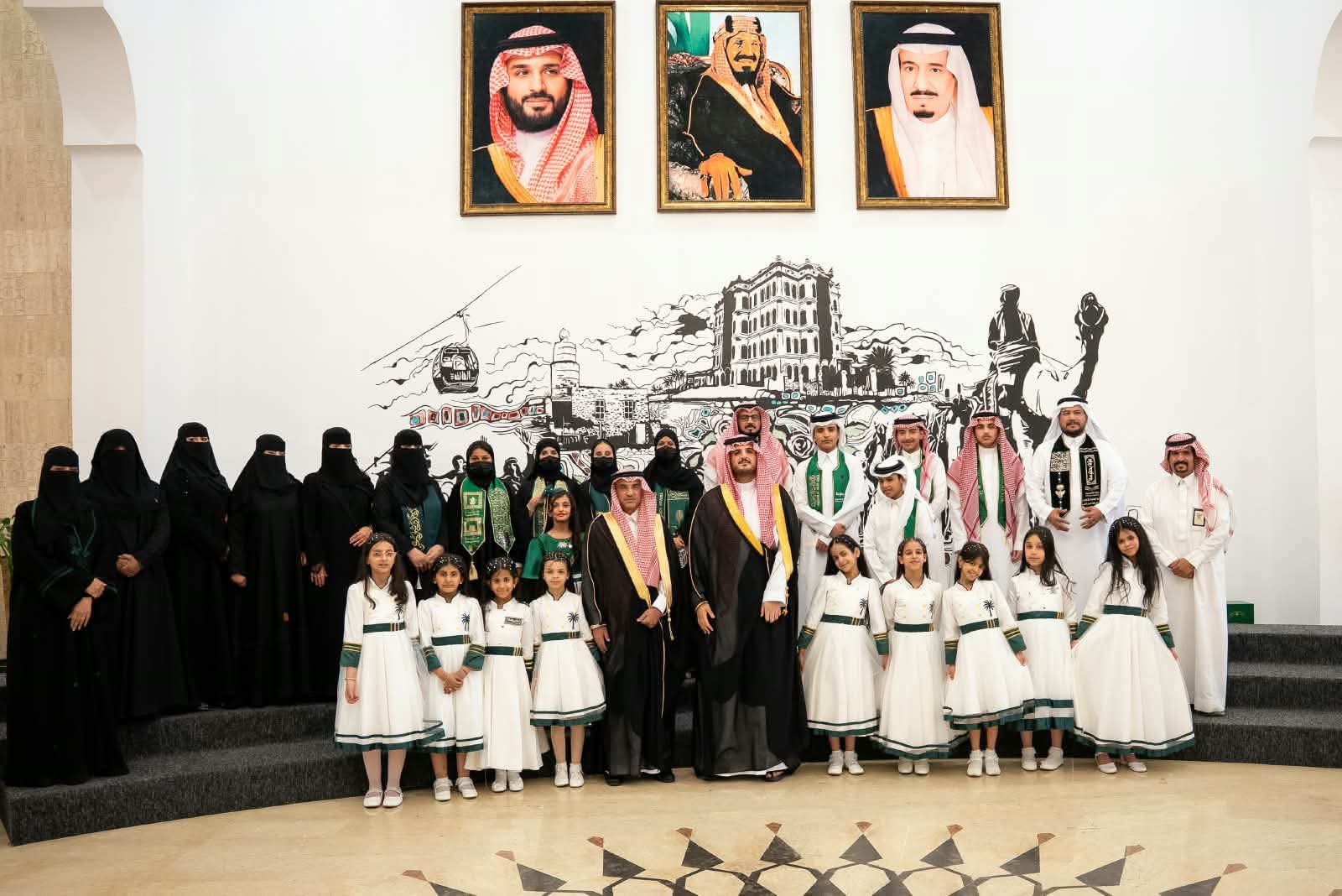 محافظ الطائف يستقبل مدير التعليم ووفدًا طلابيًا مهنئين باليوم الوطني السعودي