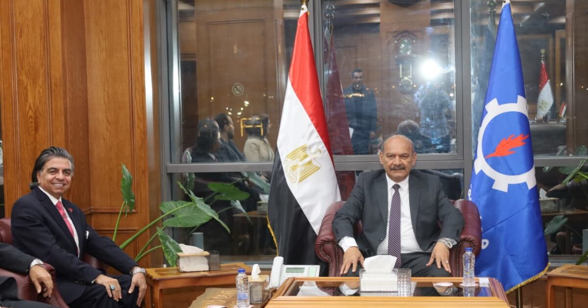 محافظ السويس يكرم الدكتور جمال شعبان ويهديه درع المحافظة