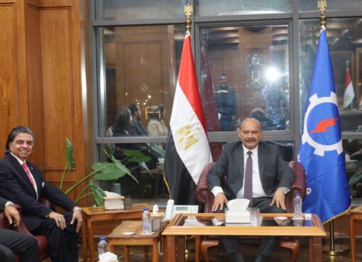 محافظ السويس يكرم الدكتور جمال شعبان ويهديه درع المحافظة
