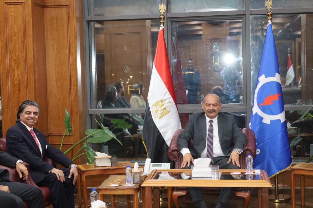 محافظ السويس يكرم الدكتور جمال شعبان ويهديه درع المحافظة