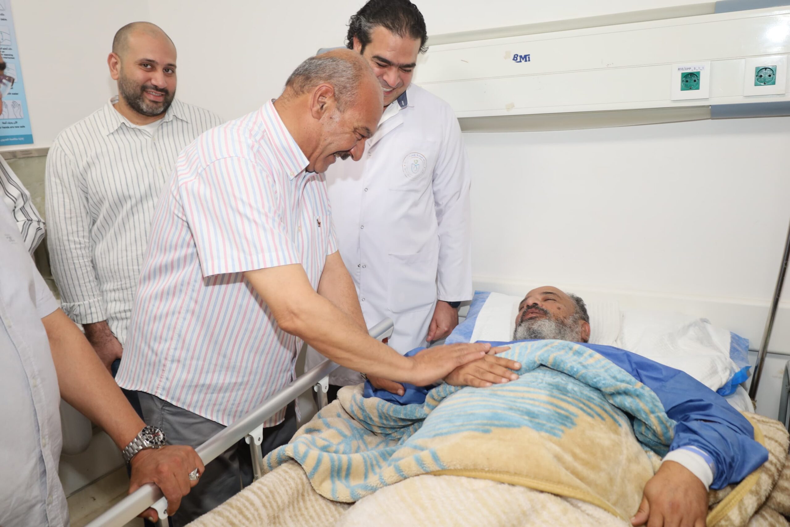 محافظ السويس يزور المجمع الطبي للإطمئنان على صحة معلم أصيب أثناء تجهيز مدرسته للعام الدراسي الجديد