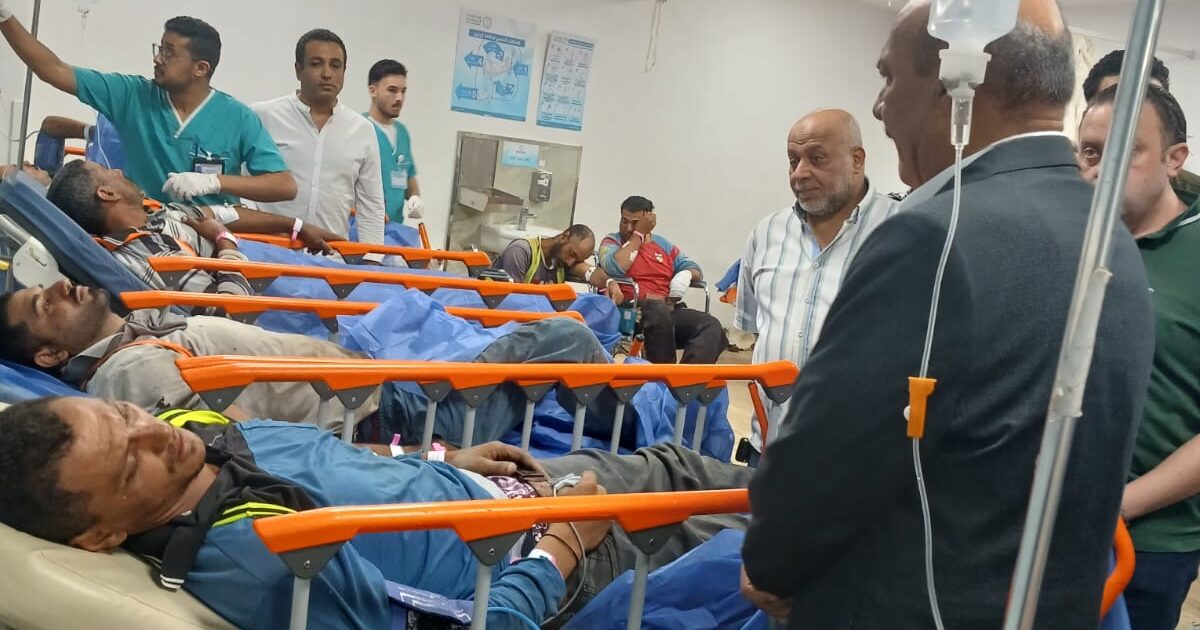 محافظ السويس يتابع مصابي حادث السخنة: رعاية كاملة لـ 33 مصاباً
