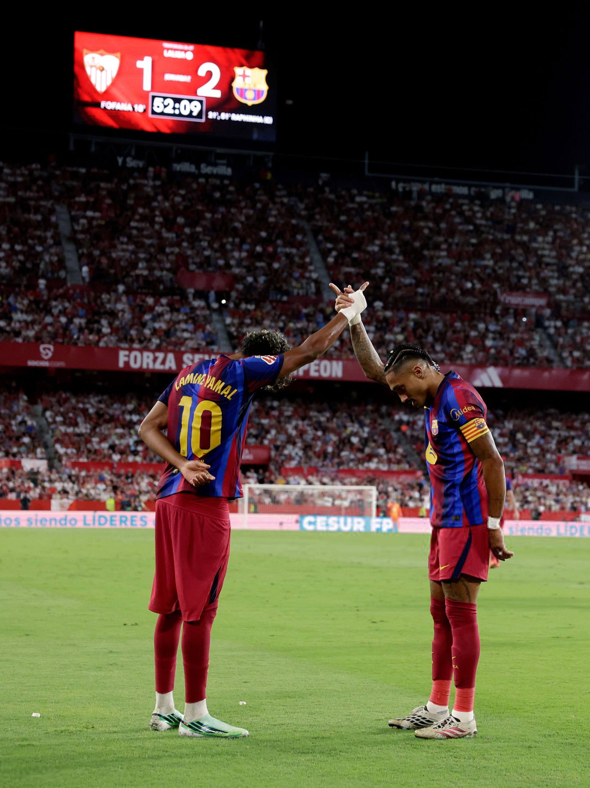 برشلونة يتصدر ورافينيا الهداف