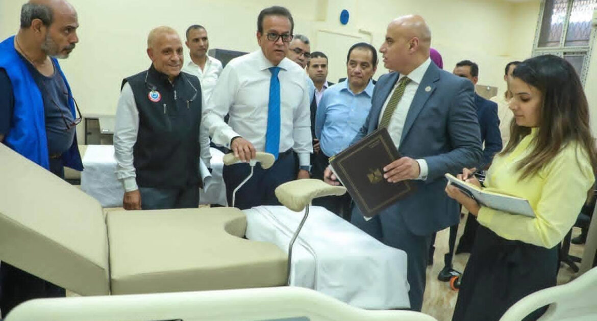 وزير الصحة يتفقد مخازن التموين الطبي للاطمئنان على المخزون الاستراتيجي من المستلزمات الطبية