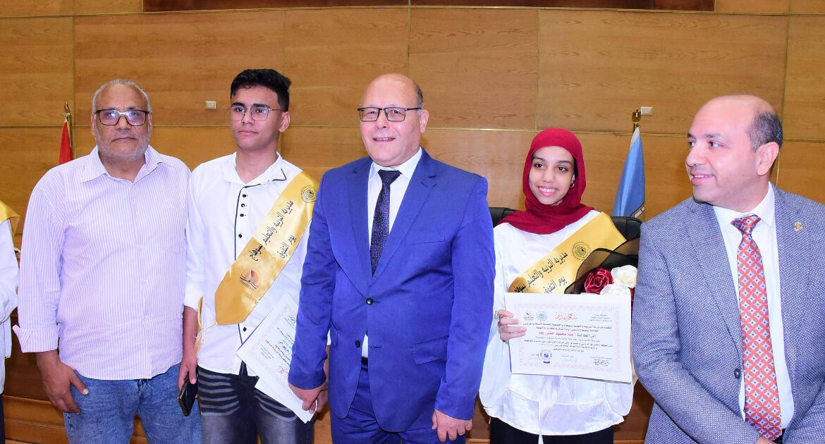محافظ سوهاج ورئيس الجامعة يشهدان حفل تكريم أوائل الثانوية العامة والأزهرية