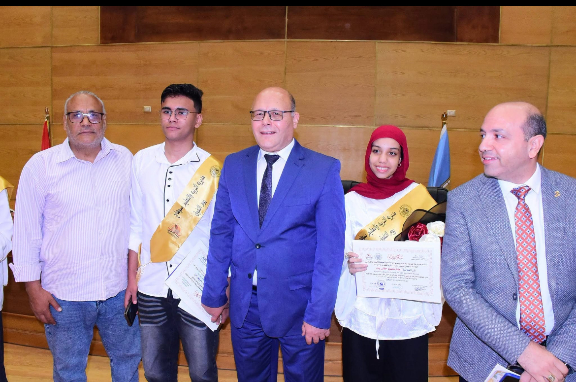 محافظ سوهاج ورئيس الجامعة يشهدان حفل تكريم أوائل الثانوية العامة والأزهرية