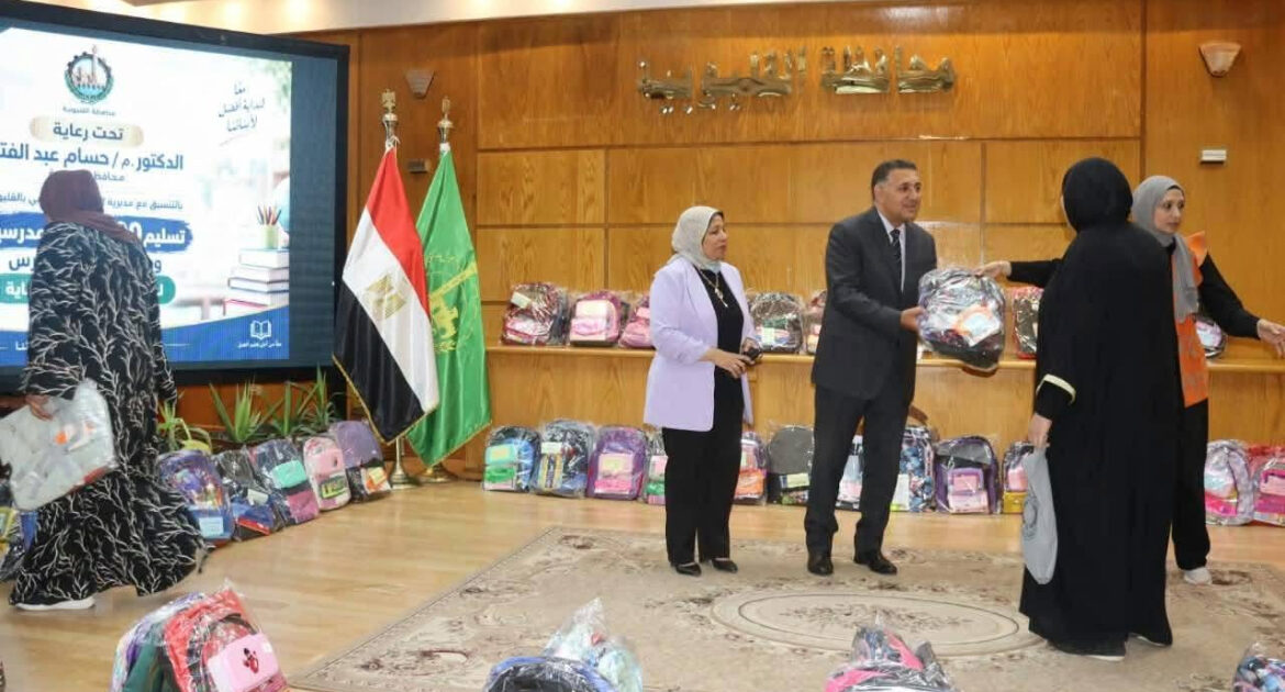محافظ القليوبية يسلّم 400 شنطة مدرسية ومستلزمات دراسية لـ100 أسرة من الأولى بالرعاية