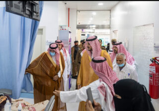 محافظ الطائف يزور جمعية أمراض وغسيل الكلى ويطّلع على خدماتها