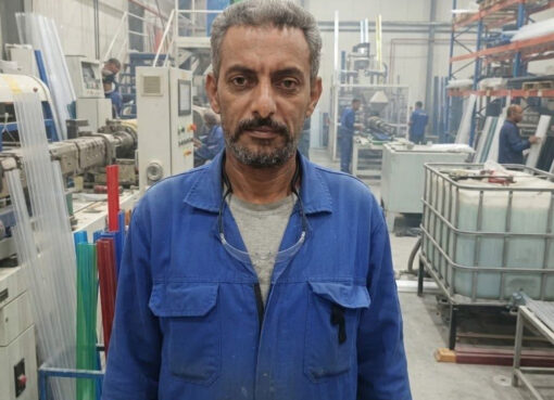 بقلم : شريف السبع باحث فى الشؤون العمالية ​حين تلتفت.. لا تعود الوجوه مجرد ملامح باهتة تمر في زحام الشارع، بل تقرأ في عيونهم حكايات معجونة بالتعب، وتفاصيل طحنها صمت طويل بين جدران الورش وأتون المصانع. ​حين تلتفت إلى عتمة ورشة صغيرة أو مصنع بير سِلم خلفي، حيث تتداخل روائح الزيوت المحروقة وبلاستيك الصهر مع عرق آلاف الساعات المهدورة، يتبادر إلى الذهن سؤال وجيه بقدر ما هو موجع: من يحمي هؤلاء، ومن ينظم دقات ساعاتهم الطويلة؟ ​إن عمال الورش والمصانع الصغيرة ليسوا مجرد أرقام في هامش الاقتصاد، بل هم العمود الفقري الخفي لكل سلعة تملأ الأسواق، والركيزة التي تُبنى عليها أرباح كبار التجار دون أن ينال هؤلاء العمال سوى الفتات. ومع ذلك، يعيشون في "منطقة عمياء" قانونياً واجتماعياً، حيث تسقط حقوقهم بين شقي رحى: غياب الدولة بتفتيشها الفعّال، واستبداد الإدارة بغياب رقابتها الإنسانية، لتتجسد المأساة في صرخة متكررة: عمال بلا حقوق، عمال بلا أمان، يوميات ضئيلة وموت محقق.. ولا حياة لمن تنادي! ​أولاً: أيتام التشريع وقانون الغاب في الورش ​على الورق، تتغنى النصوص القانونية بحقوق العمال وساعات العمل والإجازات والتأمين الصحي. لكن على أرض الواقع، في زحام الورش والمصانع العشوائية، لا قيمة لتلك النصوص. العمل هنا يُدار بمنطق "الأمر المباشر" وشريعة البقاء: ​عقود شفهية ويوميات مهدرة: الغالبية العظمى من العمال يعملون بلا عقود تثبت حقوقهم، وبلا تأمين اجتماعي يستر عجزهم أو يحمي عائلاتهم في شيخوخة مبكرة أو إصابة عاجزة. العامل هنا يبدأ يومه بلا ضمان وينتهي بلا مستقبل. ​ساعات الموت البطيء: لا توجد أوقات محددة للانصراف؛ فالوردية تمتد لعشر أو اثنتي عشرة ساعة، وسط درجات حرارة خانقة، وغياب شبه تام لأدوات الوقاية الشخصية، لتتحول بعض هذه الورش إلى "مقابر حرارية" تُسلب فيها صحة العامل تدريجياً مقابل أجر لا يكفي أبسط متطلبات الحياة. ​ثانياً: غياب المظلة.. أين تفتيش الدولة؟ ​حين يغيب جهاز التفتيش العمالي والسلامة والصحة المهنية عن متابعة الورش والمصانع الصغرى، يجد صاحب العمل نفسه مطلق اليدين. مكاتب التفتيش –غالباً– ما تركز جهودها على الشركات الكبرى والمنشآت الرسمية، تاركة مئات الآلاف من العمال في القطاع غير الرسمي عرضة لتقلبات السوق وجشع الإدارات الضعيفة التي تلقي بتبعات أزماتها المالية على عاتق العمالة الأضعف. وحين يتجرأ عامل على المطالبة بأبسط حقوقه، يكون الفصل التعسفي بانتظاره، وبديله جاهز في طابور طويل من العاطلين، مما يخلق بيئة من التنافس السلبي بين العمال أنفسهم تحت سياط الجوع والخوف. ​ثالثاً: خلف الأسوار.. صرخات منتهكة وعدسات حارسة ​لا تتوقف مأساة عمال الورش والصغير عند حدود غياب التأمين وساعات العمل الطويلة، بل تمتد لتصطدم بـ قفص من زجاج وعدسات حارسة تحاصر أرواحهم وتراقب كل حركة، وكأن الرقابة الإدارية اختُزلت في تشديد الخناق وملاحقة الأنفاس بدلاً من توفير بيئة عمل آمنة. وفي ظل هذه الإدارة المتسلطة والضعيفة في آنٍ واحد، يتولد تنافس مأساوي محزن؛ حيث يدفع الضغط المعيشي بعض العمال لحفر قبور زملائهم تحت وطأة الخوف، لتصبح الورشة أشبه بحلبة صراع خفية تلتهم تضامن العمال وتتركهم فرائسة سهلة لاستبداد الواقع، وحين تصبح الدولة -عبر النصوص العرجاء- موثقاً لسرقة عرقهم، يضيع الحد الفاصل بين الإنتاج والاستعباد. ​الخلاصة: عمالة بلا حماية هي جريمة صامتة ​إن حماية عمال الورش والصغار لا تحتاج إلى شعارات رنانة، بل تتطلب جراحات تشريعية ورقابية عاجلة: ​توسيع مظلة التفتيش: لتصل إلى أبعد ورشة في أزقة القرى والمناطق الصناعية غير الرسمية. ​دمج القطاع غير الرسمي: عبر صيغ تأمينية ميسرة تتحمل الدولة جزءاً من أعبائها لضمان حد أدنى من الأمان الصحي والمعاشي. ​تغليظ العقوبات على كل من يستهين بأرواح العمال أو يحرمهم من عقود تنظم علاقتهم بالمكان. ​فالدولة التي لا تحمي عامل الورشة والبسيط في مصنعه الصغير، تترك الأمان الاجتماعي معلقاً بخيط رفيع.. خيط يوشك أن ينقطع. حين تكون لقمة العيش طوق نجاة والمصنع مقبرة: من يحمي عمال الورش والمصانع الصغيرة؟