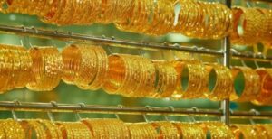 تراجع الذهب وسط ضغوط عوائد السندات وتوقعات الفائدة الأمريكية