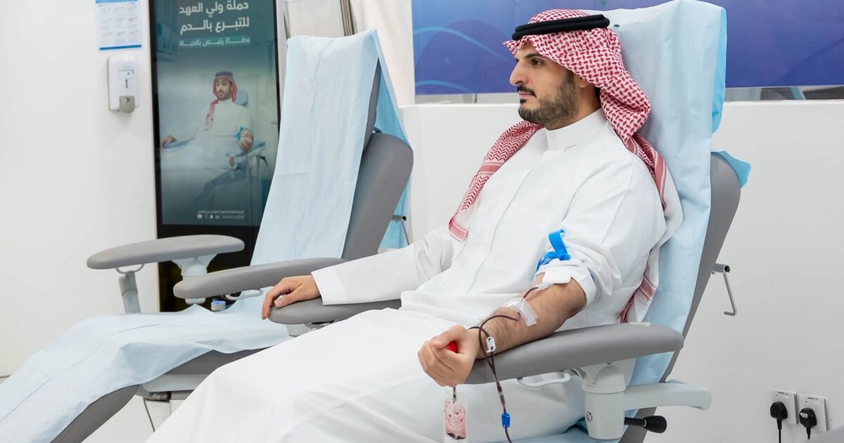 محافظ الطائف يترجم دعمه للحملة الوطنية بالتبرع بالدم