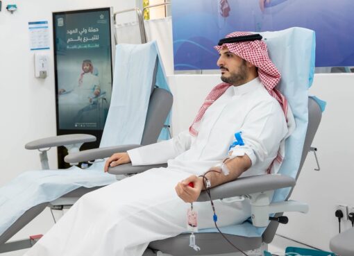 محافظ الطائف يترجم دعمه للحملة الوطنية بالتبرع بالدم